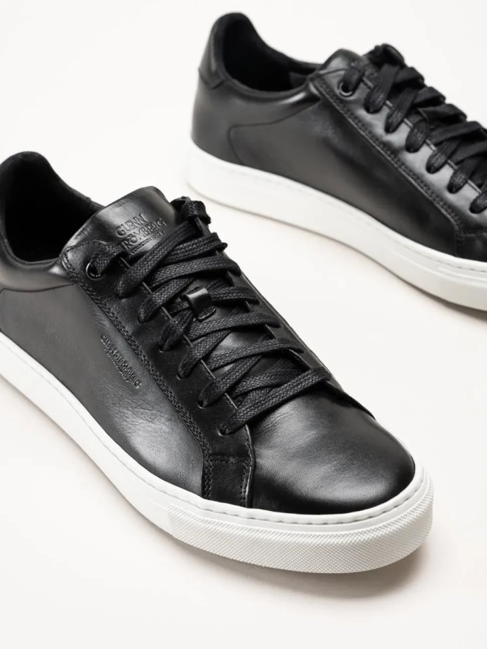 Strömberg - Arezzo - Svarta sneakers i skinn