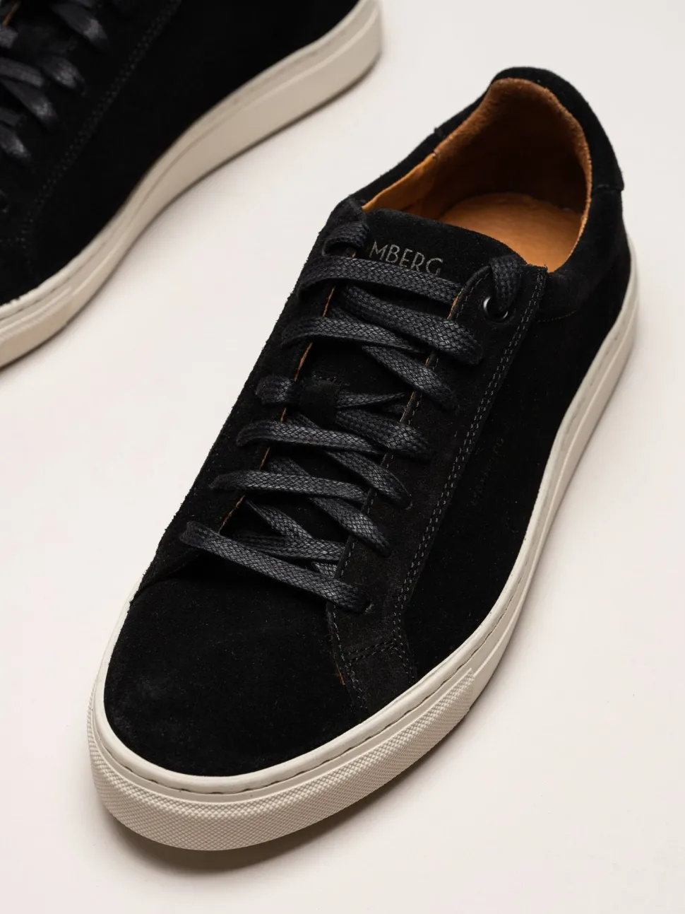 Strömberg - Arezzo - Svarta sneakers i mocka