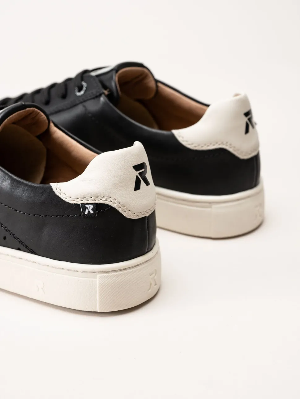 Svarta sneakers i skinn