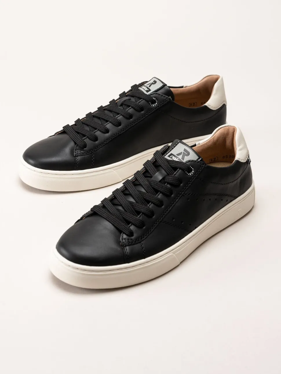 Svarta sneakers i skinn