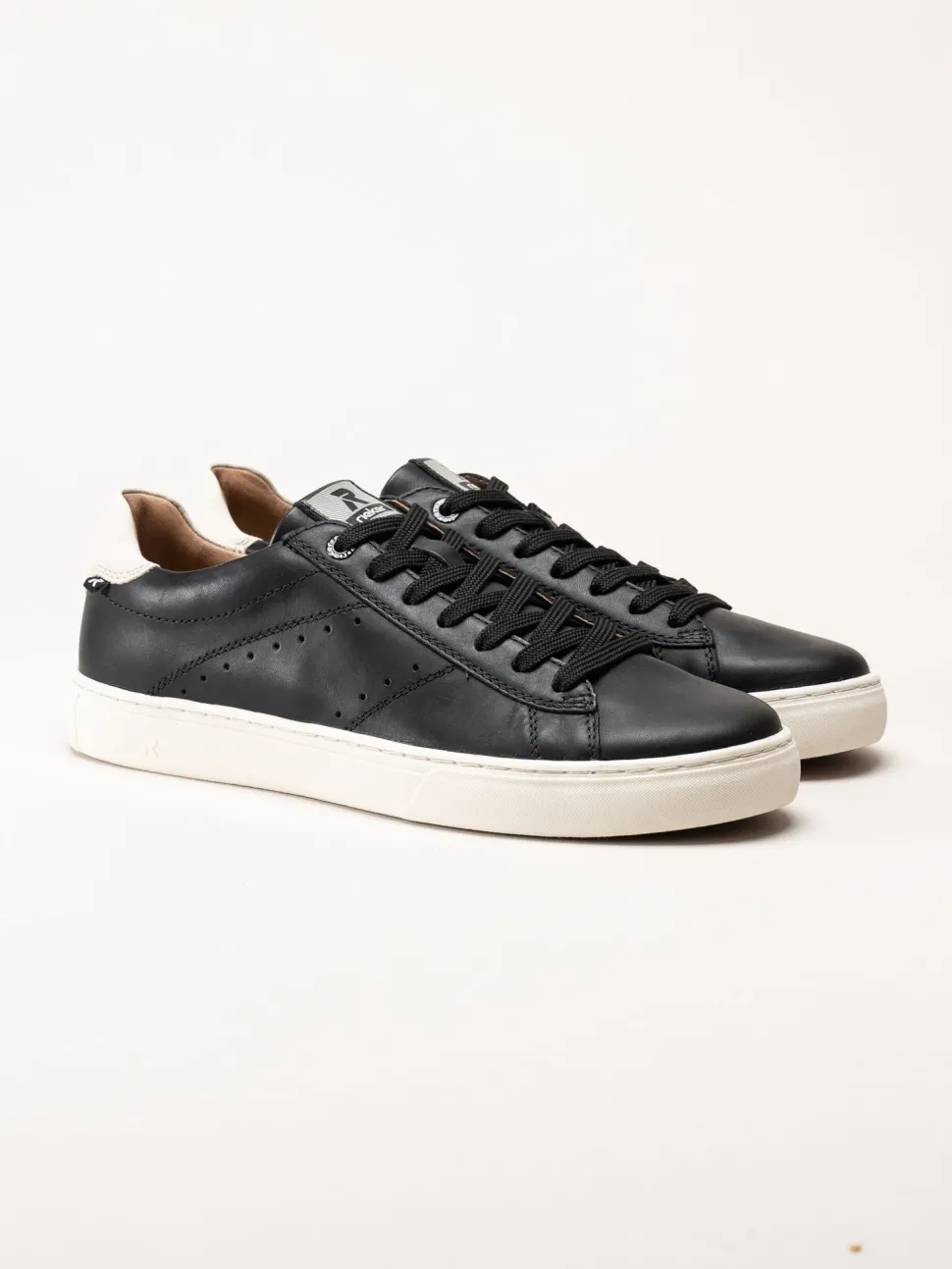 Svarta sneakers i skinn