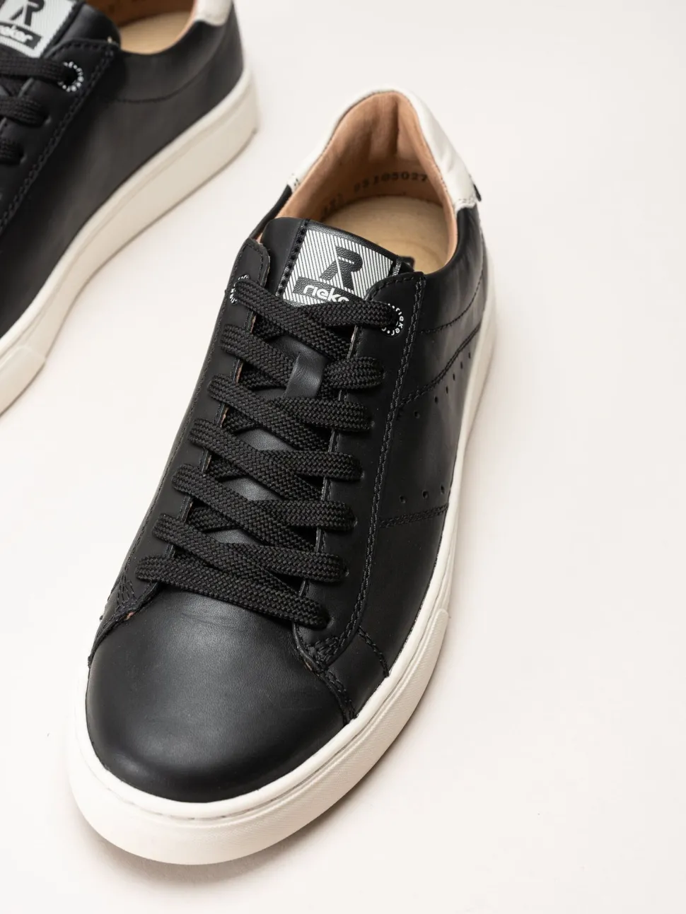 Svarta sneakers i skinn