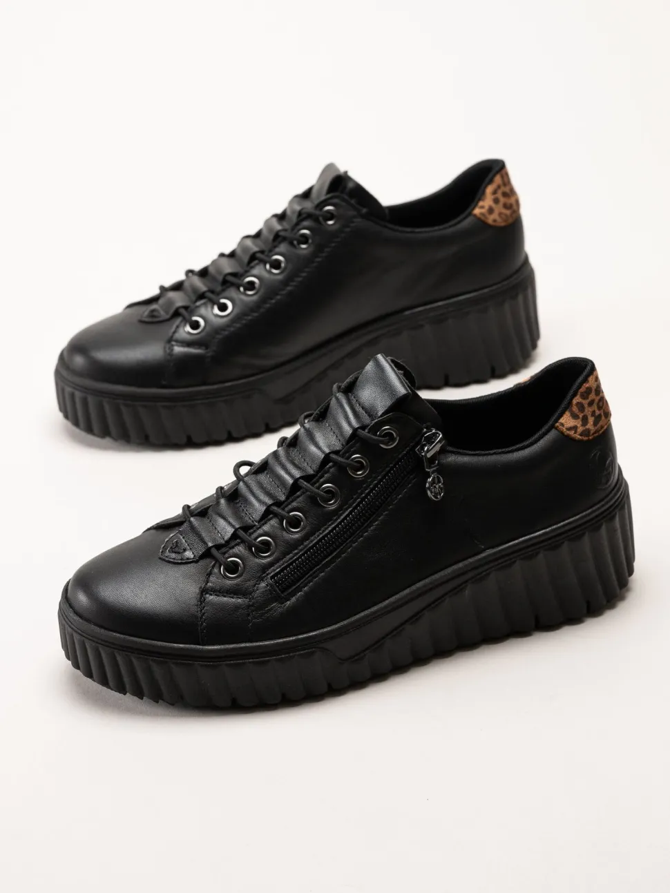 Svarta sneakers i skinn