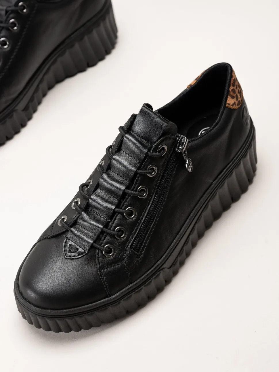 Svarta sneakers i skinn