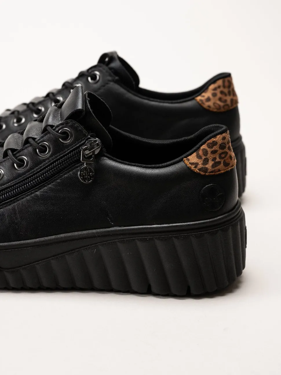Svarta sneakers i skinn