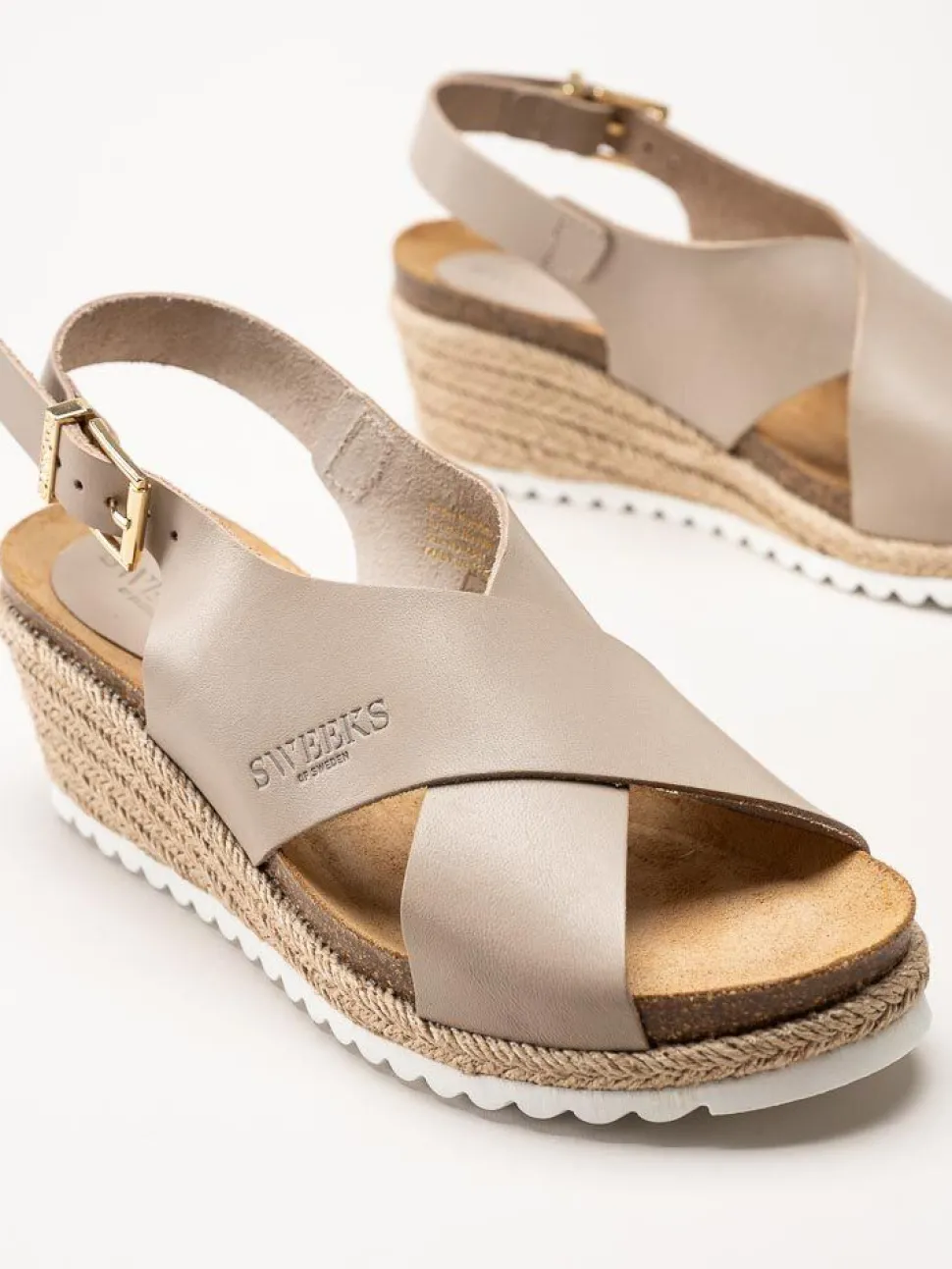 Sweeks - Selma Cross - Beige kilklackade sandaletter i skinn