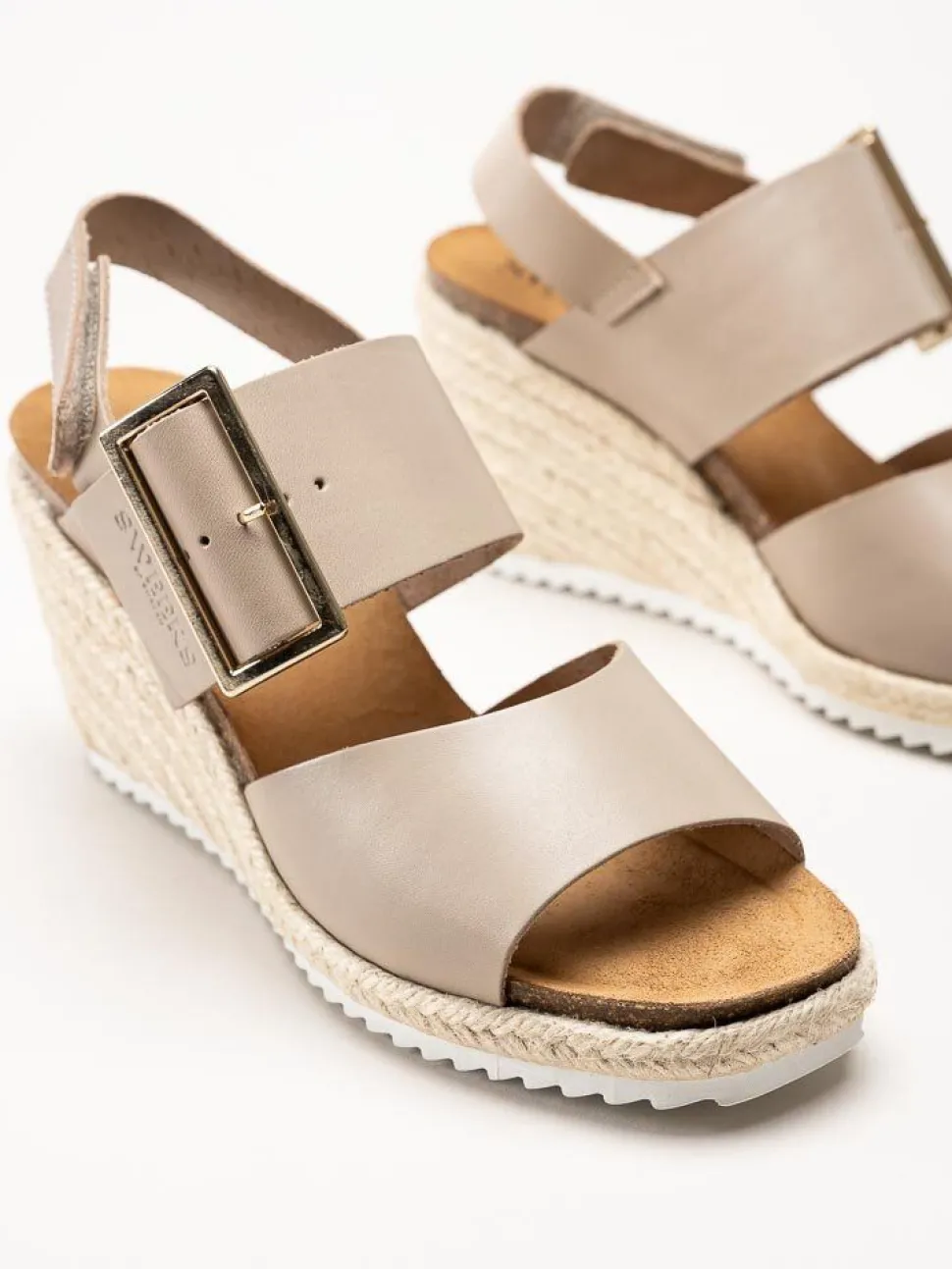 Sweeks - Tyra - Beige kilklackade sandaletter i skinn