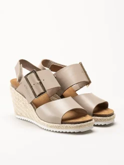 Sweeks - Tyra - Beige kilklackade sandaletter i skinn