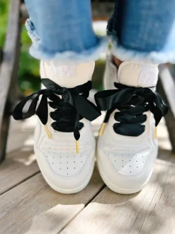 The Shoelace Brand - Black Silk - Svarta skoband i satin med guldtipp
