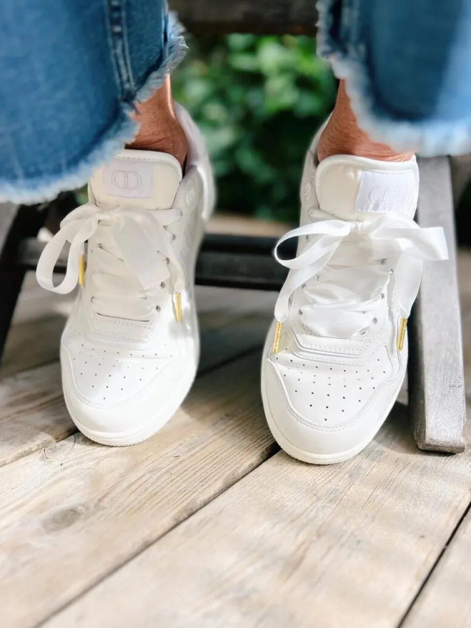 The Shoelace Brand - White Silk 120cm - Vita skoband i satin med guldtipp