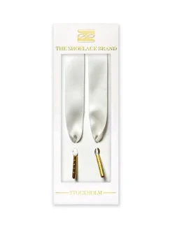 The Shoelace Brand - White Silk 120cm - Vita skoband i satin med guldtipp