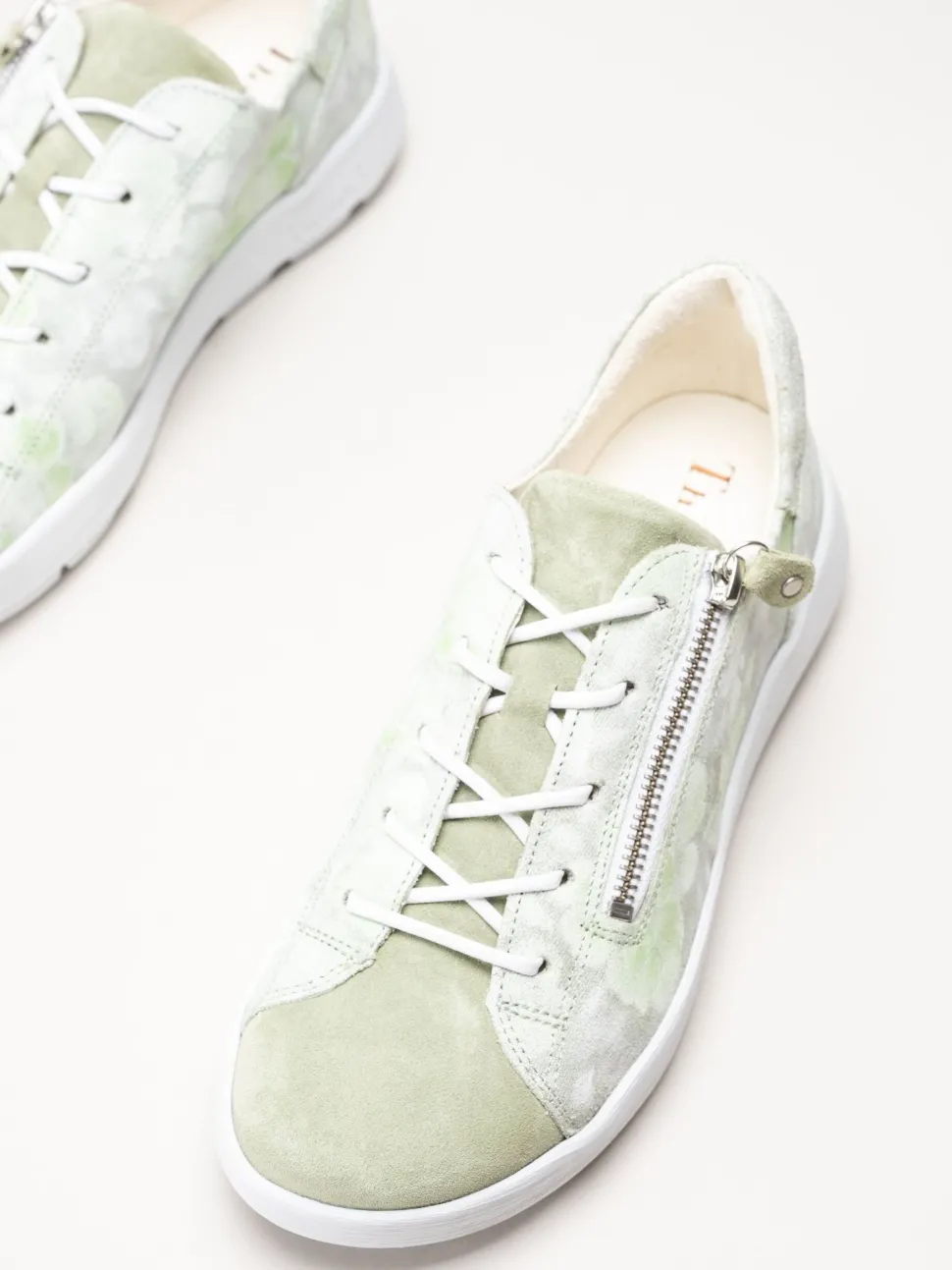 Think - Comoda - Ljusgröna sneakers i mocka