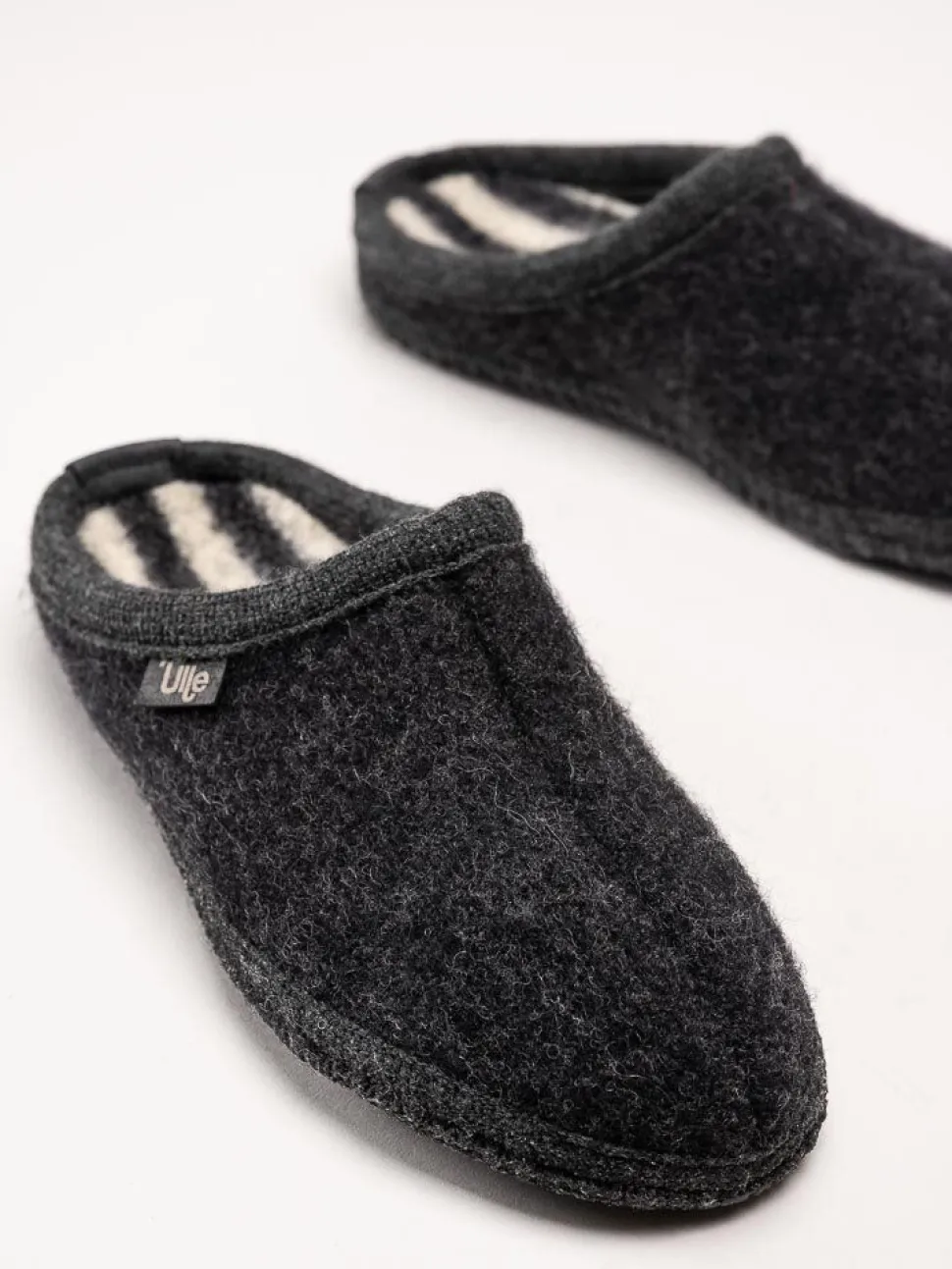 Ulle - Ulle Stripe - Svarta slip in tofflor i ull