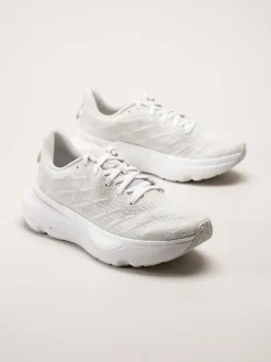 Under Armour - W Infinite Pro Cool Down - Off white löparskor i textil
