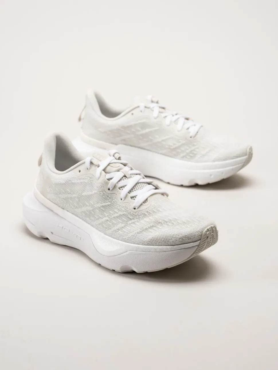 Under Armour - W Infinite Pro Cool Down - Off white löparskor i textil