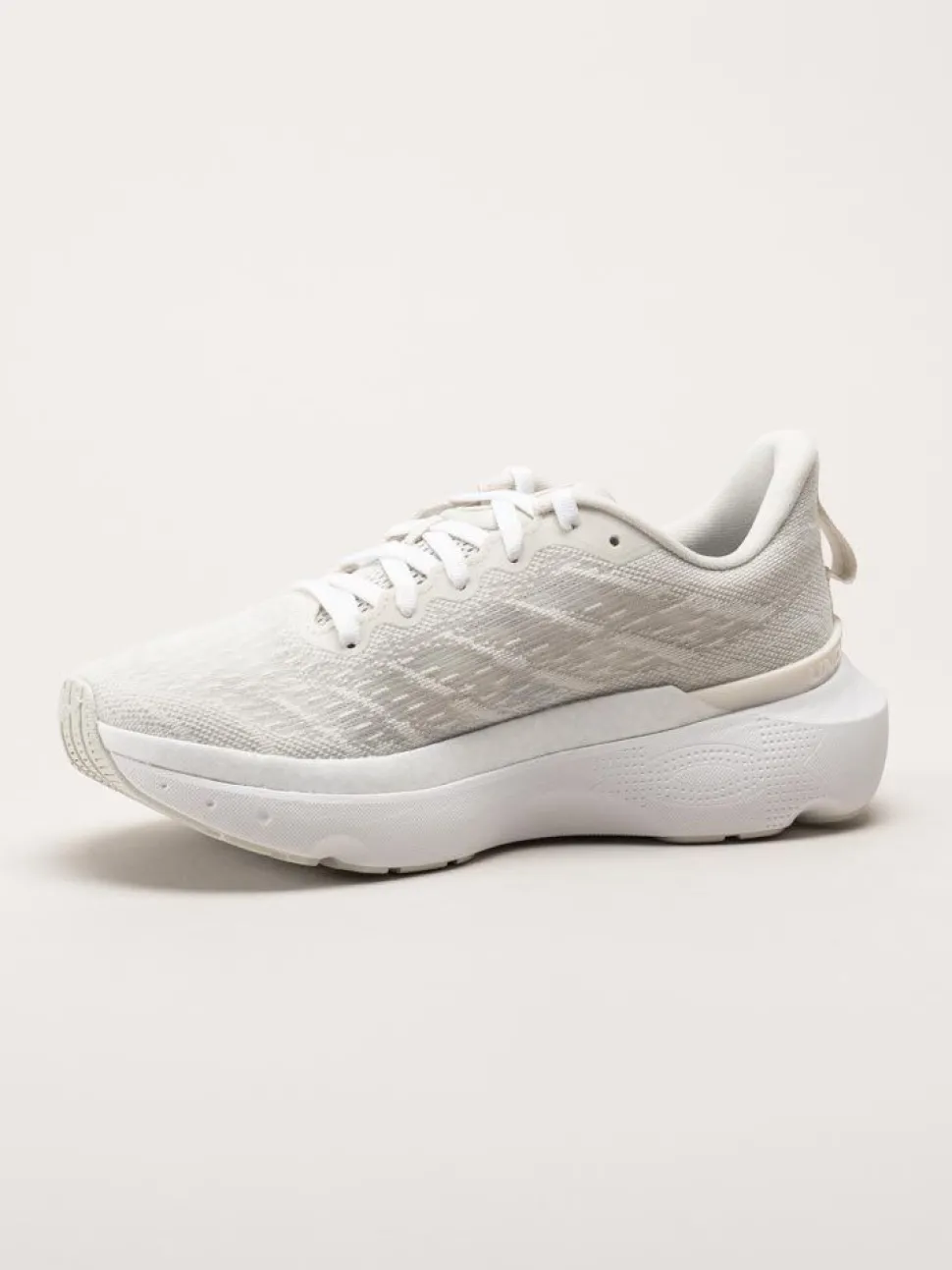 Under Armour - W Infinite Pro Cool Down - Off white löparskor i textil