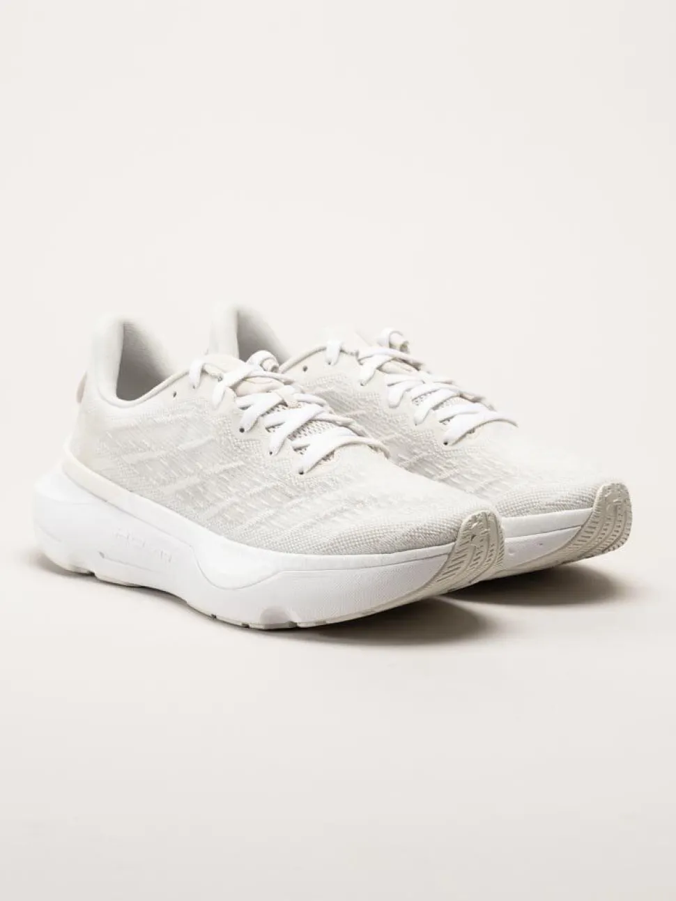 Under Armour - W Infinite Pro Cool Down - Off white löparskor i textil