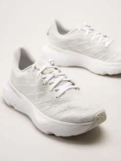 Under Armour - W Infinite Pro Cool Down - Off white löparskor i textil