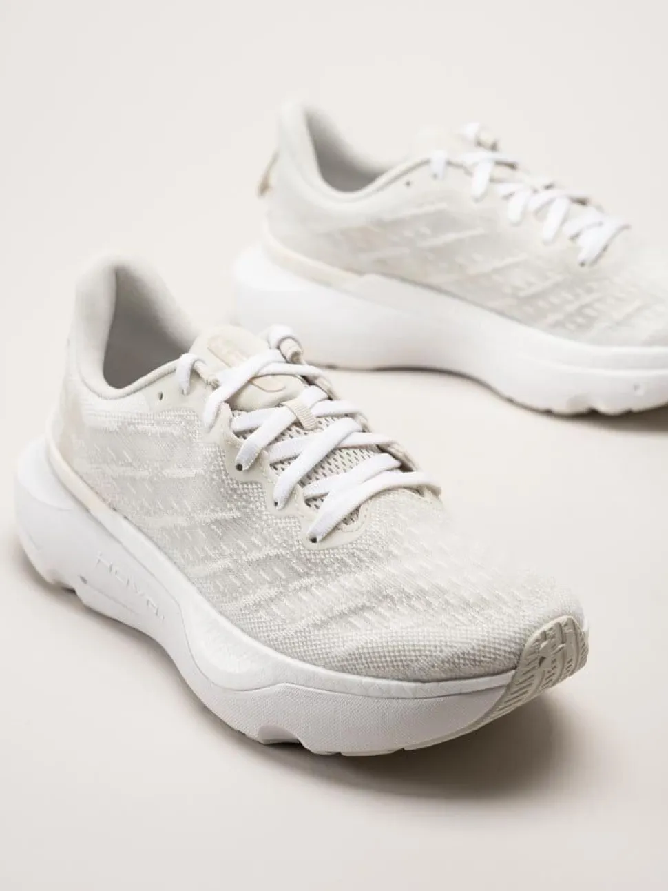 Under Armour - W Infinite Pro Cool Down - Off white löparskor i textil