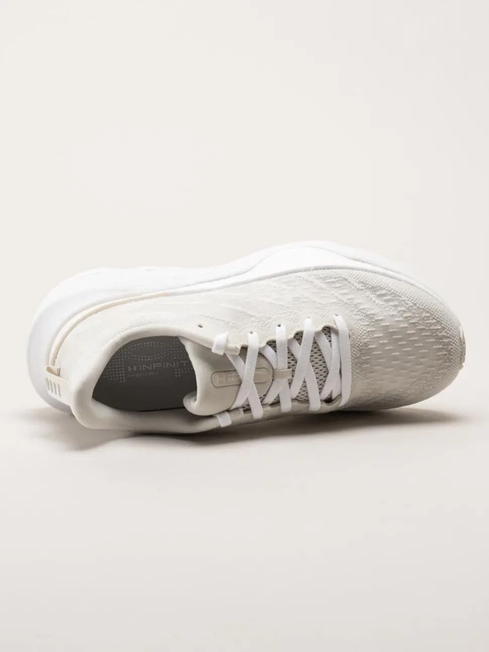 Under Armour - W Infinite Pro Cool Down - Off white löparskor i textil