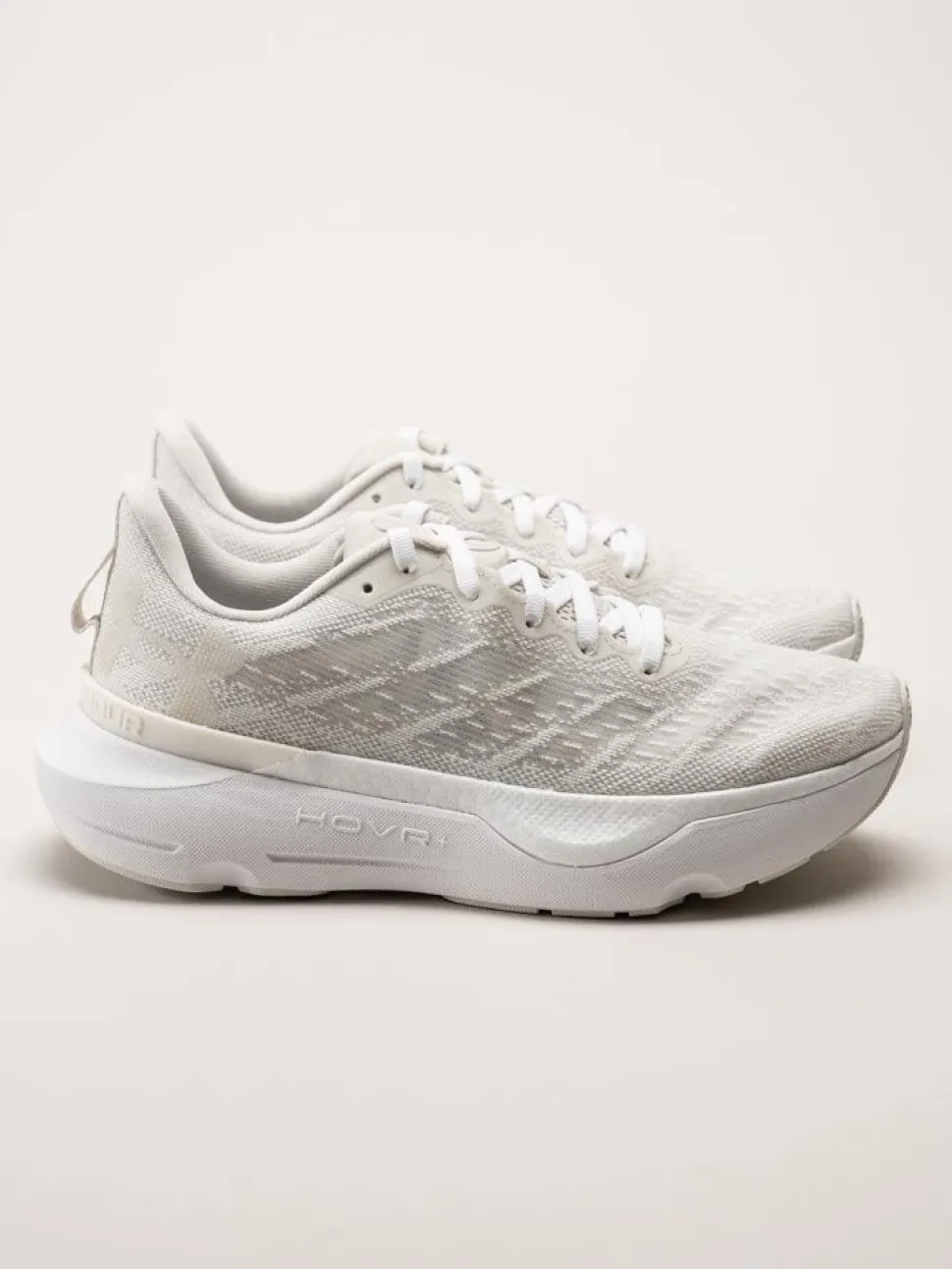 Under Armour - W Infinite Pro Cool Down - Off white löparskor i textil