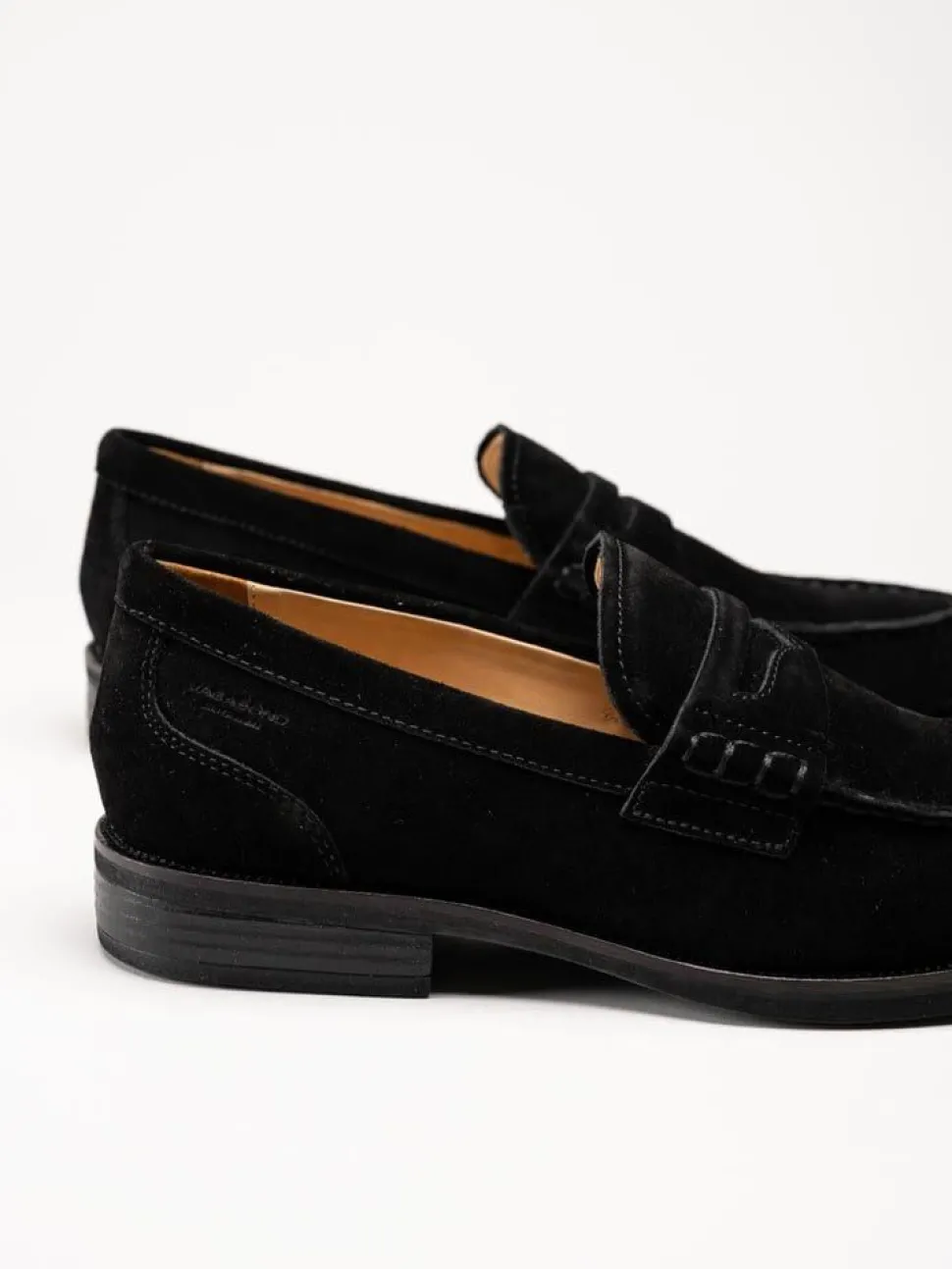 Vagabond - Mario - Svarta loafers i mocka