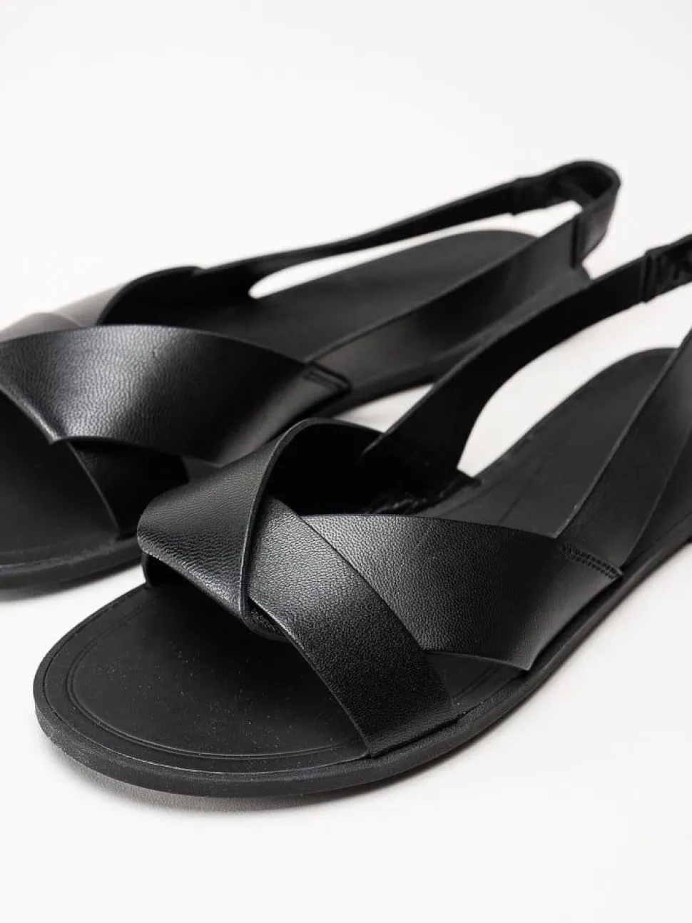 Vagabond - Tia 2.0 - Svarta platta sandaler i skinn