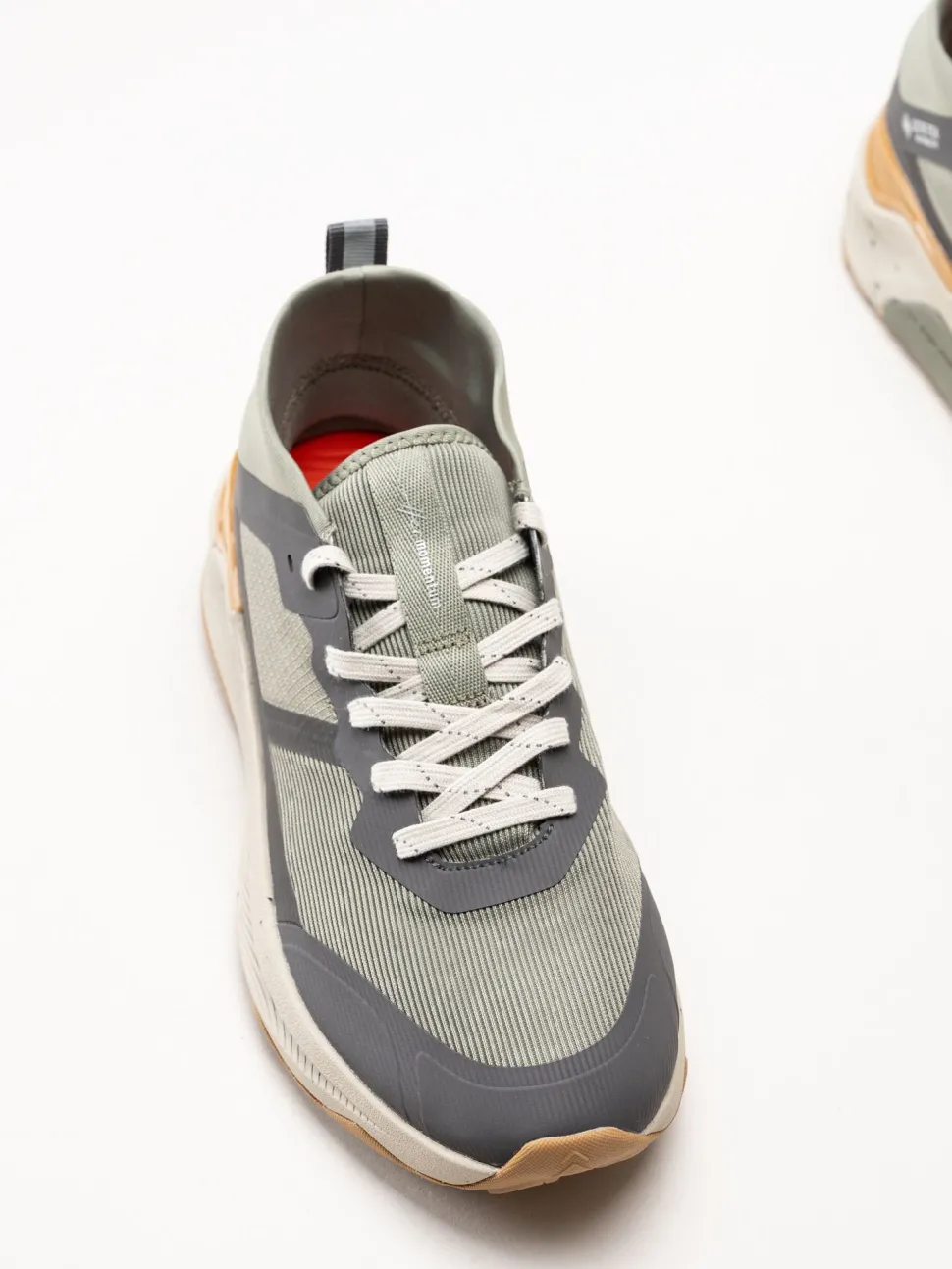 Viking Footwear - Her Momentum - Gröna sneakers med GoreTex