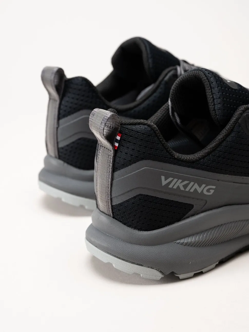 Viking Footwear - Motion Low GTX M - Svarta hybridskor med Gore-Tex