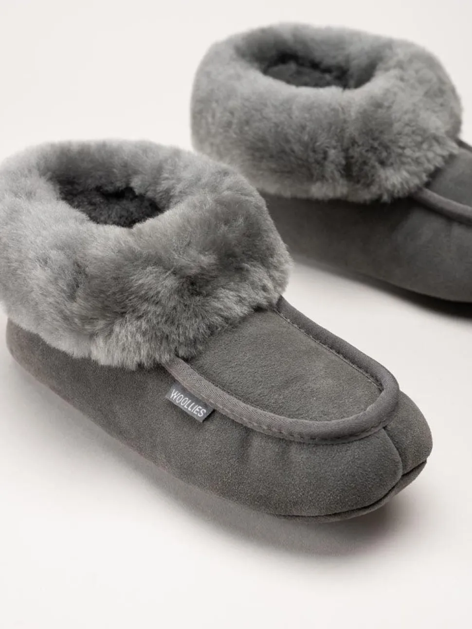 Wollies - Classico Suede - Mörkgrå slip on fårskinnstofflor