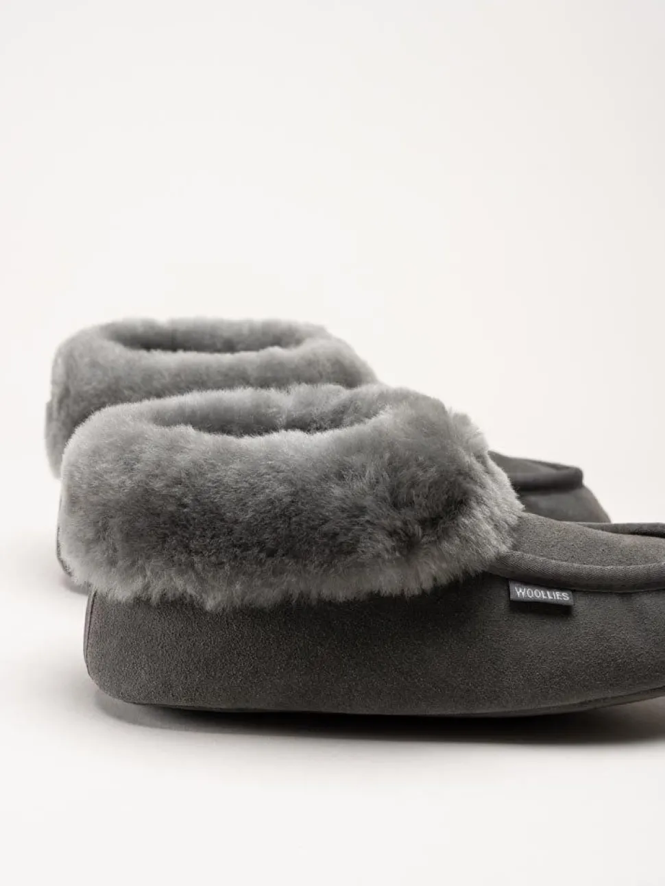 Wollies - Classico Suede - Mörkgrå slip on fårskinnstofflor